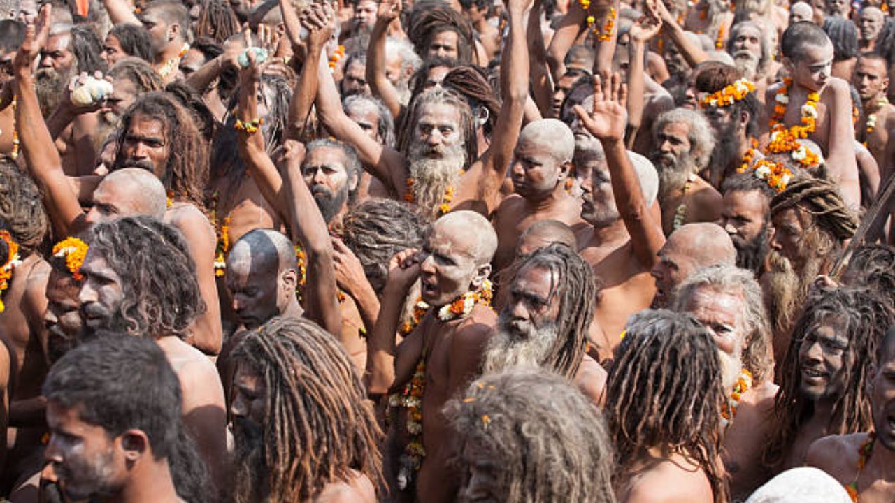 नागा साधू बनणे खूप अवघड आहे आणि नागा साधू झाल्यानंतर नियमित जीवन जगणे सोपे नाही. नागा साधूंची जीवनशैली खूप वेगळी आहे आणि त्यांना अनेक कठोर नियमांचे पालन करावे लागते. नियमांचे पालन करताना चुका केल्याबद्दल त्यांना शिक्षाही होते.