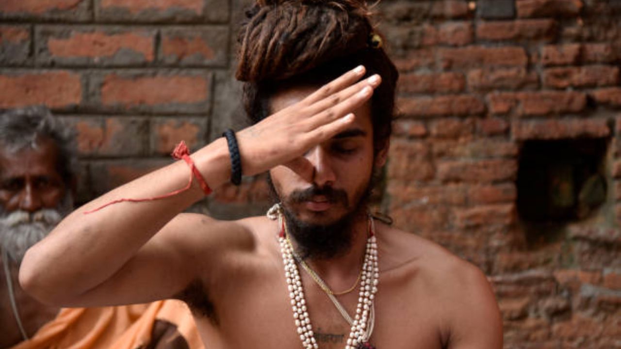 पूर्वी आश्रमातील आखाड्यांना बेडा म्हणजेच साधूंचा समूह म्हणत.  आखाड्याचे दोन सदस्य आपापसात भांडले किंवा नागा साधूंनी लग्न केले तर ते बलात्कारात दोषी ठरू शकतात. 