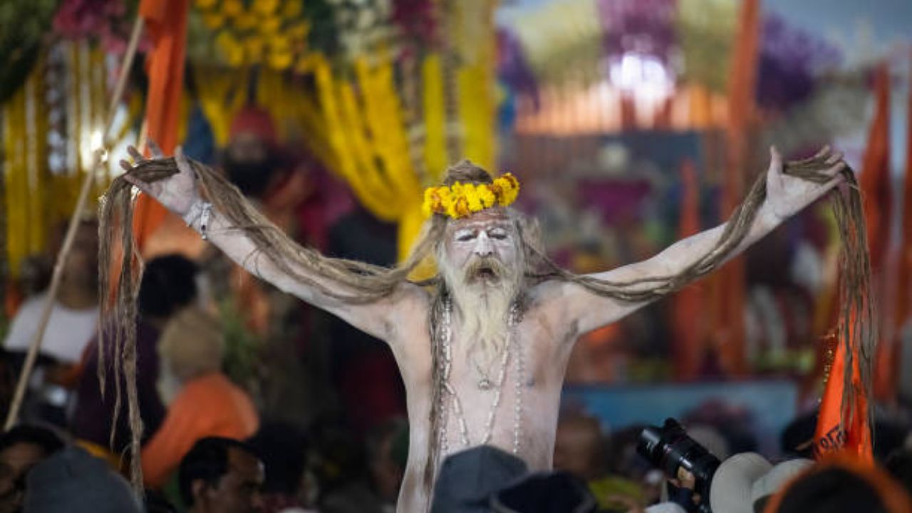 किरकोळ गुन्ह्यात दोषी असलेल्या साधूंना जिल्ह्यातील पोलीस अधिकाऱ्यासह 5 ते 108 क्रमांकाच्या गंगेत स्नान करण्यासाठी पाठवण्यात येते. यानंतर त्याला मंदिरात जाऊन आपल्या चुकीची माफी मागावी लागते. 