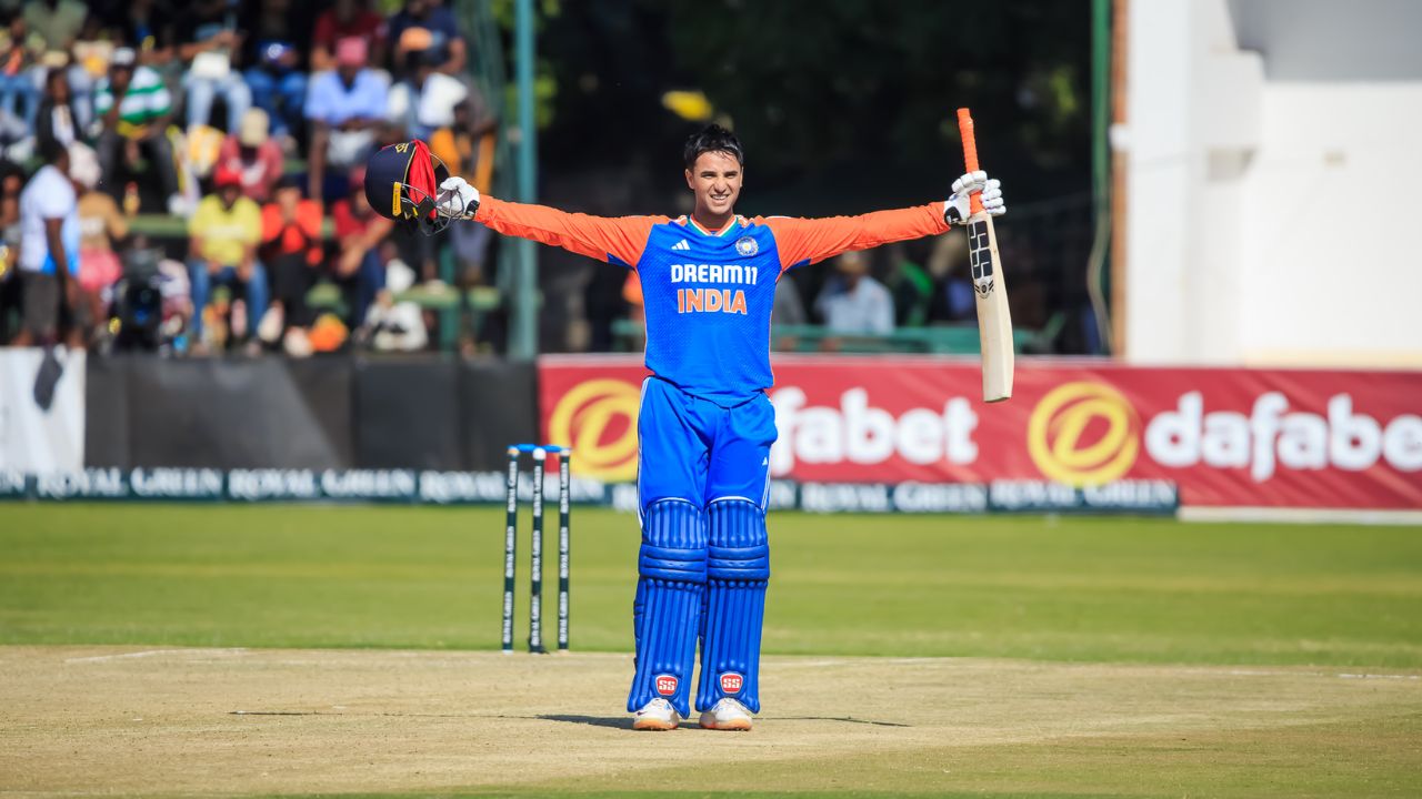 भारताचा सलामीवीर फलंदाज अभिषेक कुमार त्याचे पहिले आंतरराष्ट्रीय शतक पूर्ण केले आणि झिम्बाम्ब्वेच्या फलंदाजांचा धुव्वा उडवला. त्याने ४७ चेंडूंमध्ये १०० धावा केल्या. 