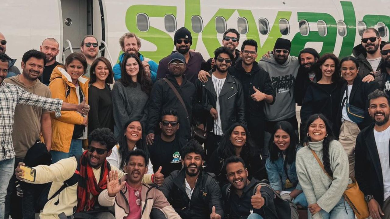 त्याचबरोबर तिने तिच्या संपूर्ण टीमसोबत एक फोटो शेअर केला आहे, यामध्ये त्याचे दिग्दर्शक, अभिनेता प्रभास आणि इतर सर्व टीम दिसत आहे.