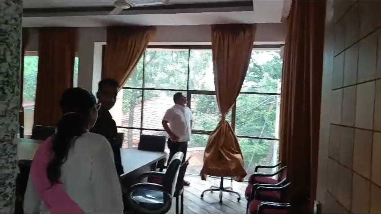 कणकवलीतील नवीन आलिशान शासकीय विश्रामगृहाला गळती! आमदार वैभव नाईक यांच्याकडून पोलखोल
