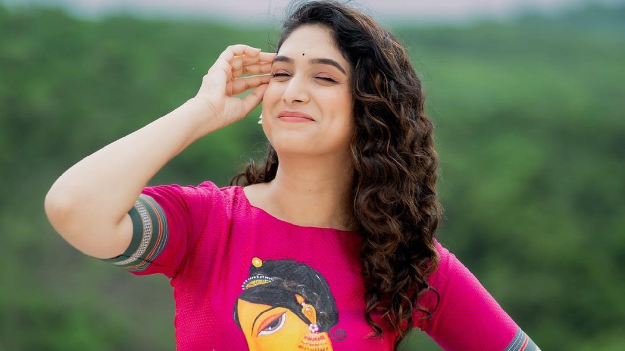 कपाळावर लहानशी टिकली आणि हसताना पडलेली गालावरची खळी हे चाहत्यांच्या हृदयात नक्कीच घर करतेय