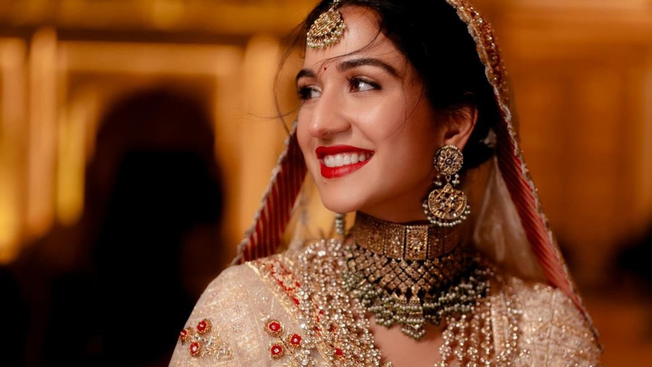 लाल लिपस्टिक, काजळ, आयलायनर असा तिचा लुक पाहून तिच्या चेहऱ्यावरील नजरही हटत नाहीये. तर तिने वेगवेगळ्या पोझमध्ये सर्वांचेच लक्ष वेधून घेतले आहे