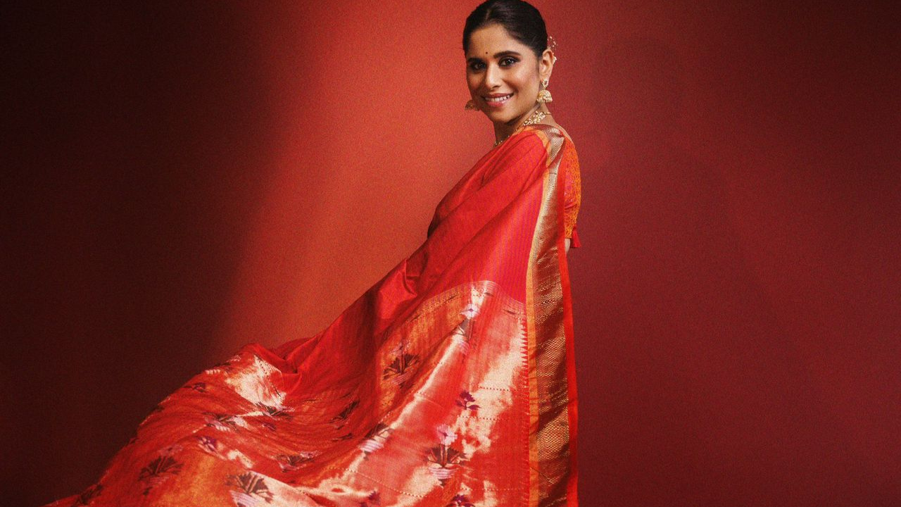 लाल पैठणीत सईचा नखरा