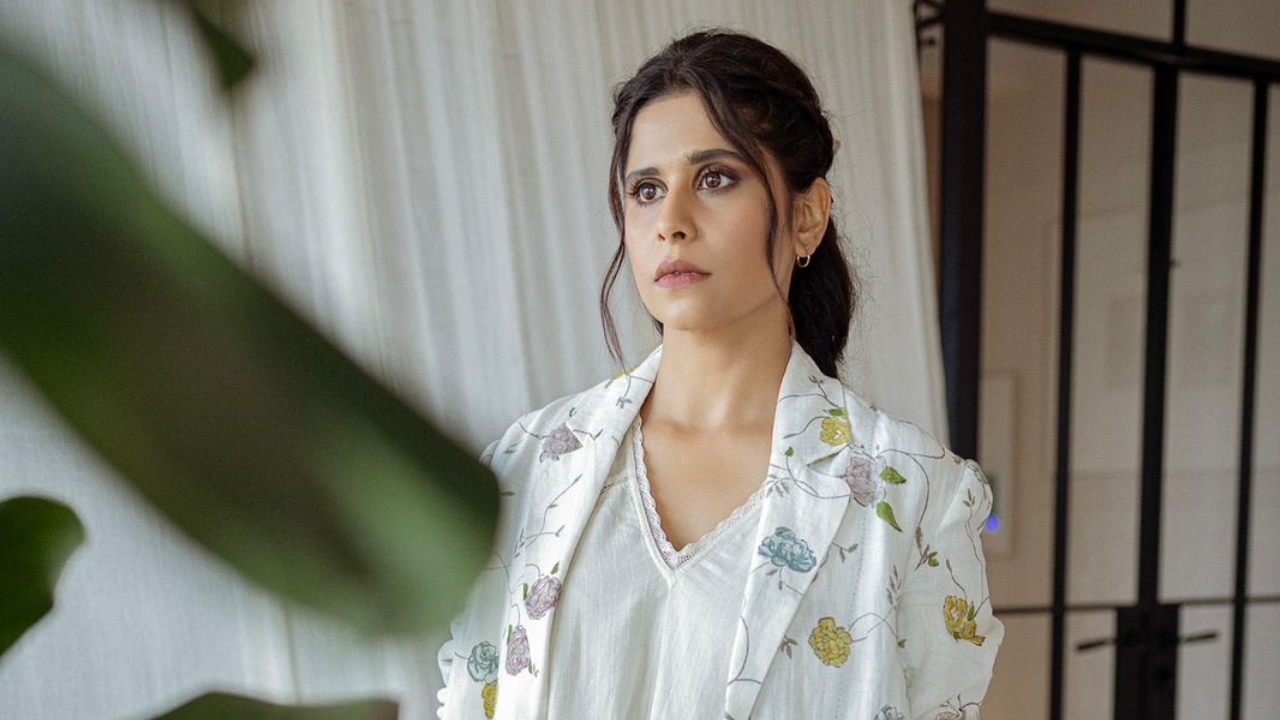 सईने यासह सैलसर पफ असणारी वेणी घातली आहे आणि तिच्या चेहऱ्याच्या दोन्ही बाजूला आलेल्या केसांच्या बटा चाहत्यांच्या काळजावर थेट वार करत आहेत