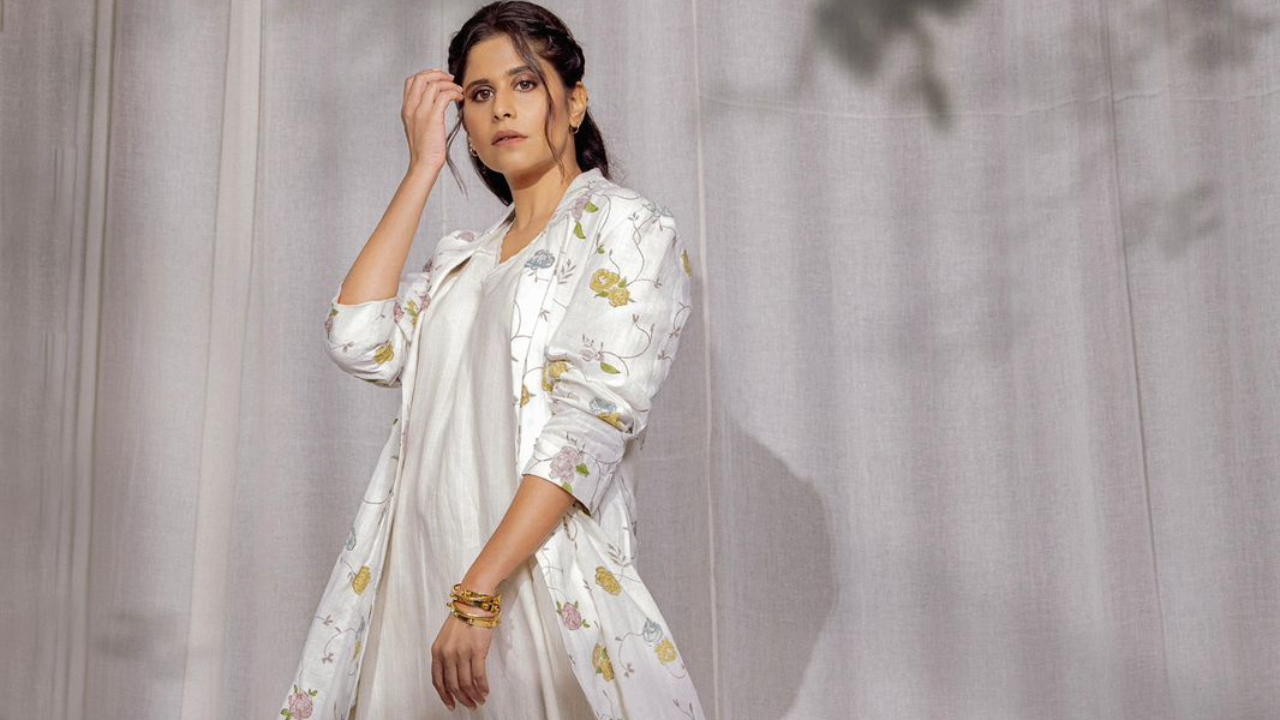 सईने यासह हातात गोल्डन स्टायलिश बांगड्या घातल्या असून कानात लहानशा रिंग्ज घातल्या आहेत. सईचा हा लुक सोबर आणि क्लासी दिसत आहे 