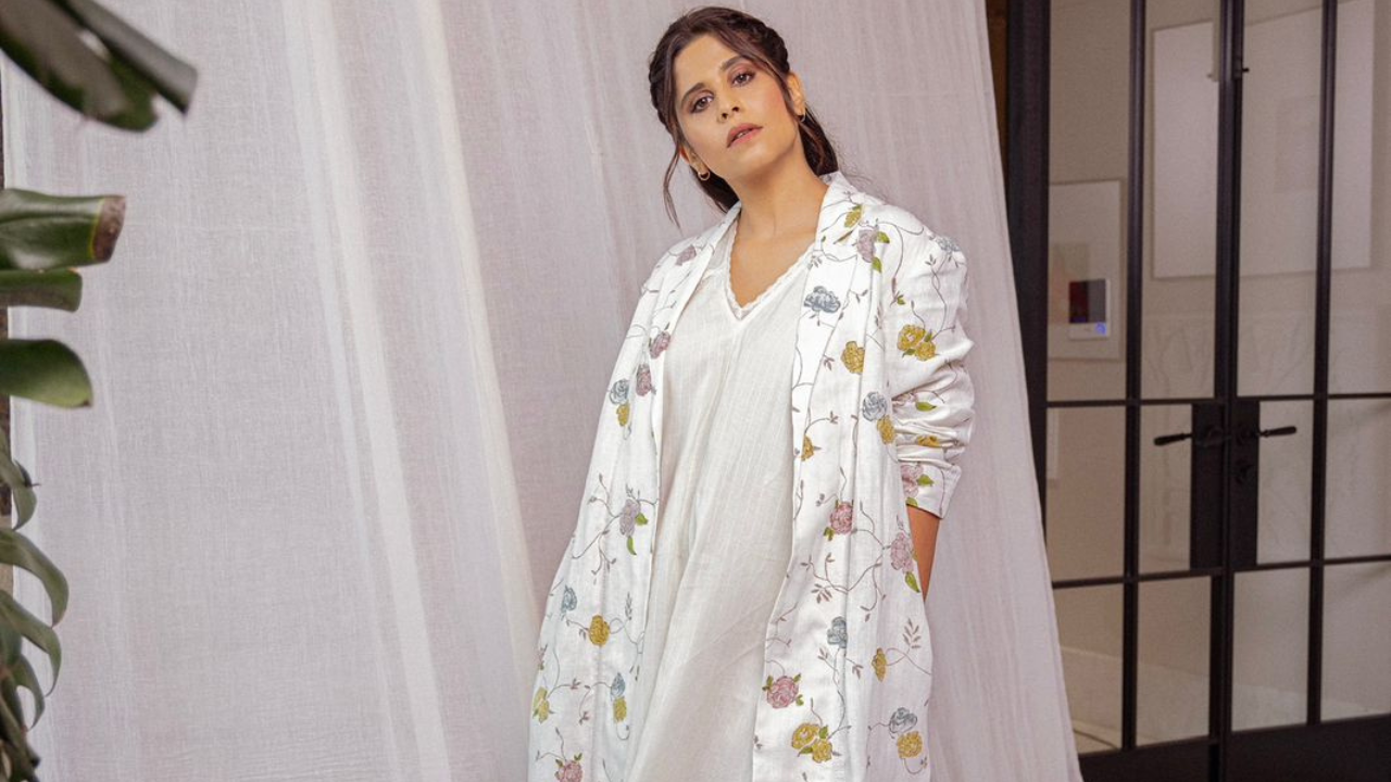 सईने या ड्रेससह वेगवेगळ्या पोझ देत चाहत्यांचे मन जिंकून घेतले आहे