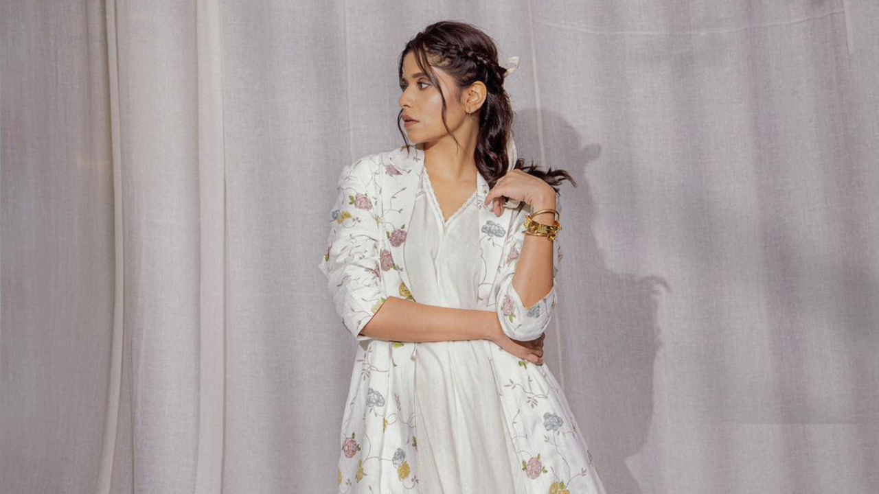 तर सईने आपल्या पोस्टमध्ये केसांना लावलेल्या खास बो बाबत लिहिले असून हा बो रिसायकल करण्यात आल्याचेही सांगितले आहे 