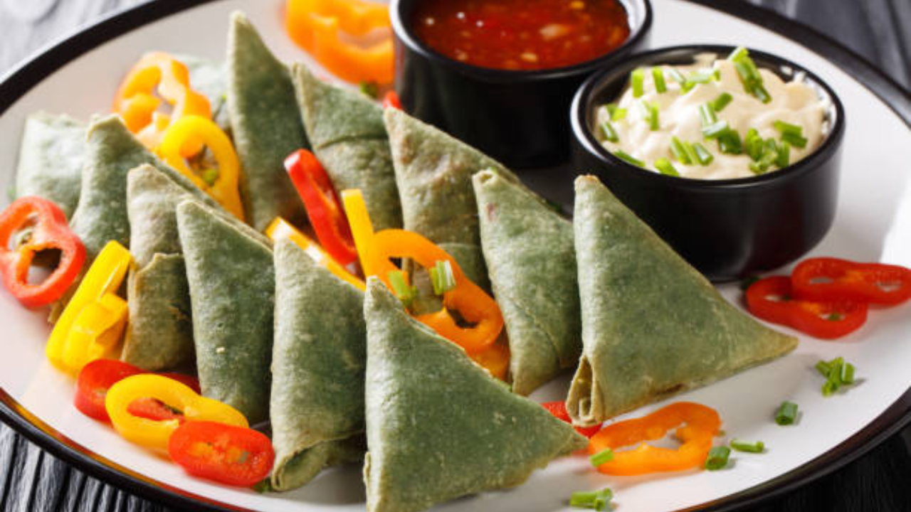 Evening Snacks: मैद्याशिवाय बनवा चविष्ट समोसा घरीच, पावसाळ्यात घ्या मजा