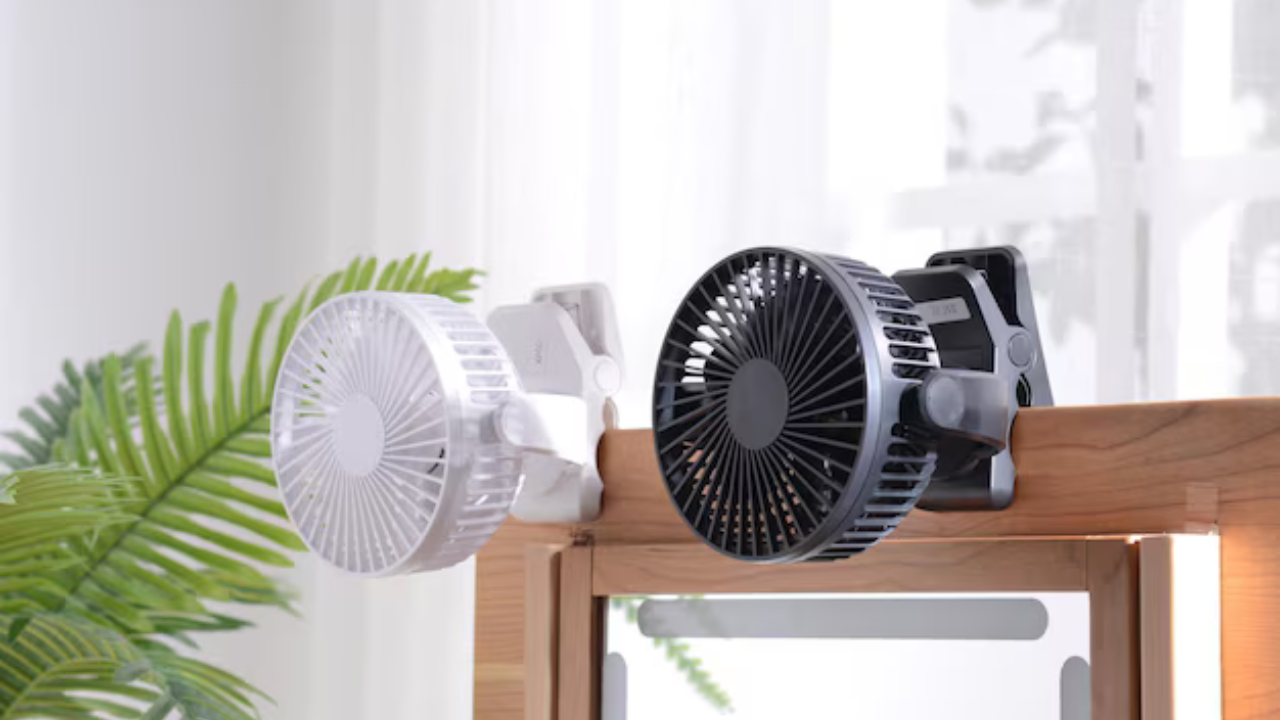 आर्द्रता टाळण्यासाठी, तुम्ही सामान्य पंख्यांऐवजी smart fans चा वापर करू शकता. स्मार्ट पंखे बाजारात सहज उपलब्ध आहेत. यामध्ये तुम्हाला शेड्यूलिंग, ऑसिलेशन आणि कस्टमाइज्ड स्पीड यांसारखे फीचर्स मिळतील. 