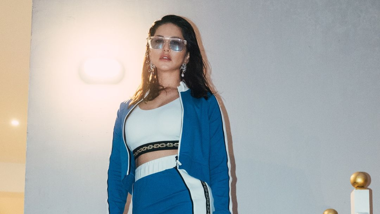 यासह सनीने केस मोकळे सोडले असून ती अत्यंत ग्लॅमरस आणि मनमोहक दिसतेय. तिने वेगवेगळ्या पोझ दिल्या आहेत