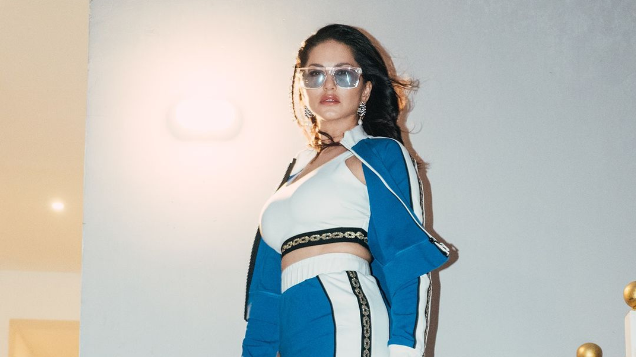 यासह तिने झेब्रा कलर्ड युनिक असे कानातले परिधान केले असून तिचा हा लुक क्लासी आणि एलिगंट दिसत आहे 