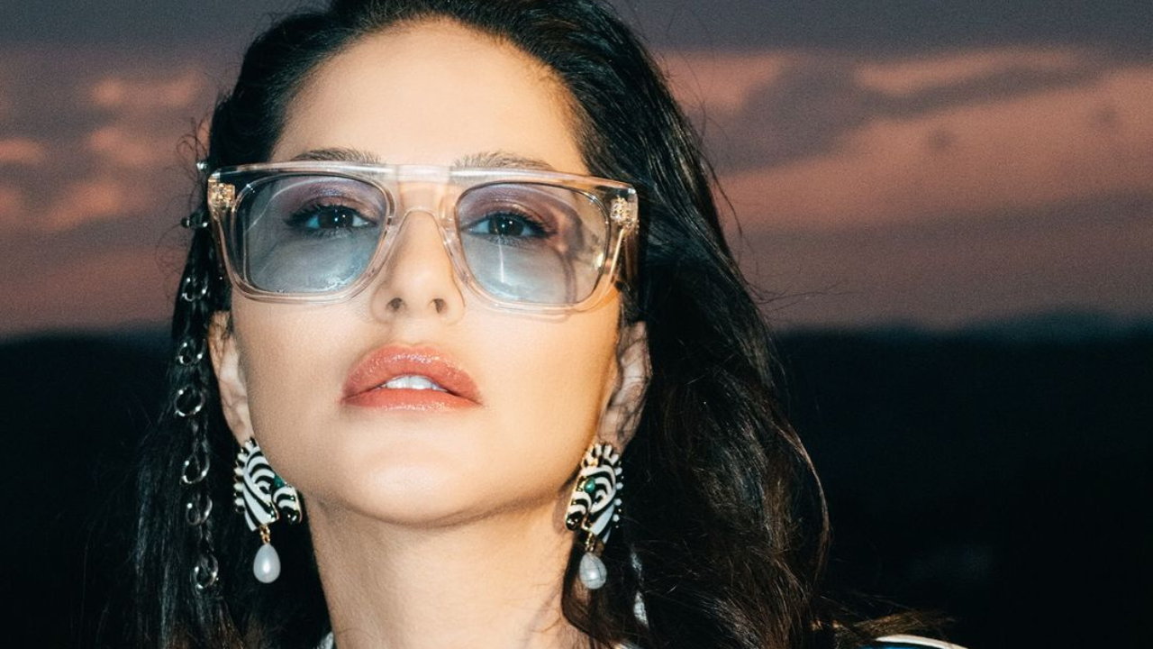 ब्रॉड फ्रेम लाईट ब्लू शेड गॉगल तिने यासह मॅच केला आहे आणि या गॉगलला तिने साखळीदेखील स्टाईल केलेली दिसून येत आहे