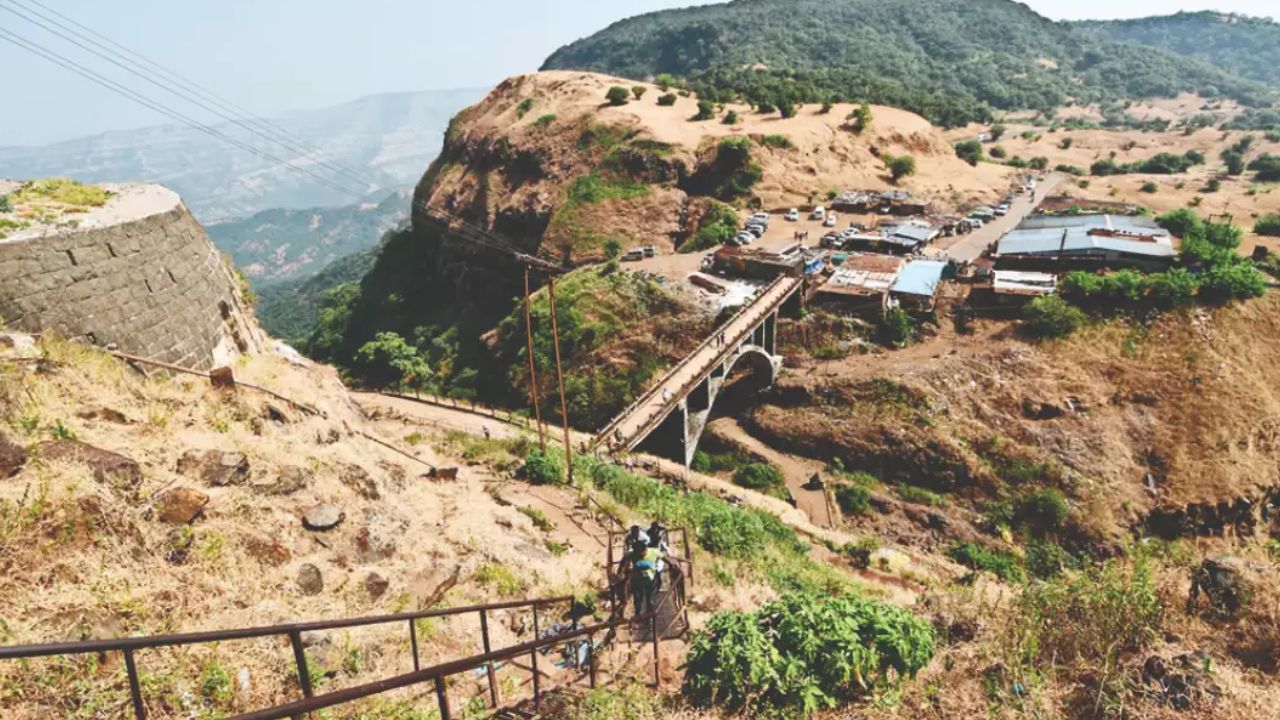 संभाजीराजे छत्रपतींचे आंदोलन यशस्वी; विशाळगडावरील अतिक्रमण हटवण्यास सुरूवात