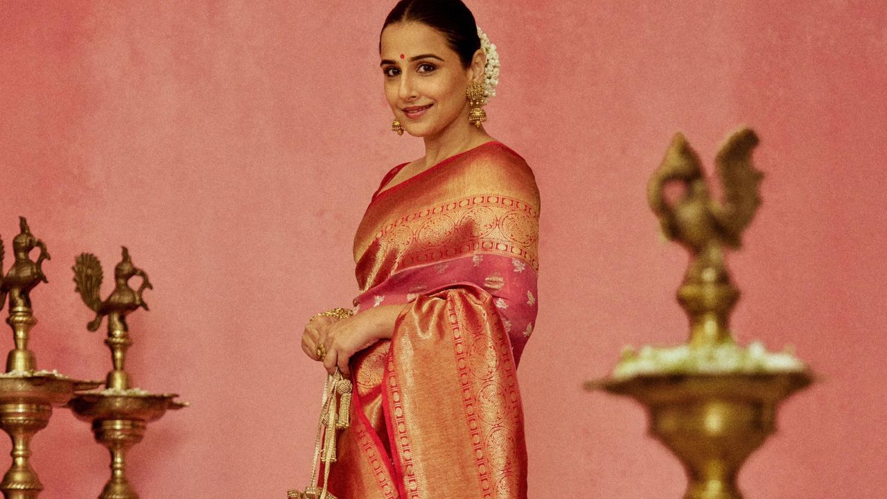 विद्या बालनने या साडीवर मॅचिंग अशी पर्स देखील घेतली आहे. भडक लाल रंगाच्या साडी ही लाल-सोनेरी रंगाची पर्स आणखी उठून दिसत आहे. त्यामुळे तिच्या या साडीतील सौंदर्यावर भर पडली आहे. 
