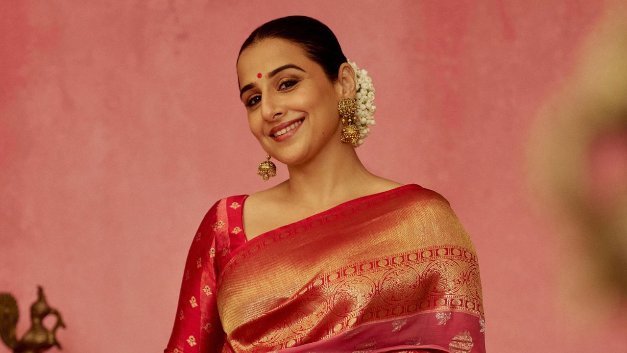 तसेच या साडीवर विद्या बालनने पाहत गोल्डन जाड बांगड्या घातल्या आहेत, या सगळ्यासह तिने केसात सुंदर मोगऱ्याचा गजरासुद्धा मळाला आहे या सगळ्या गोष्टीमुळे तिचा लुक खूप परिपूर्ण दिसत आहे. 
