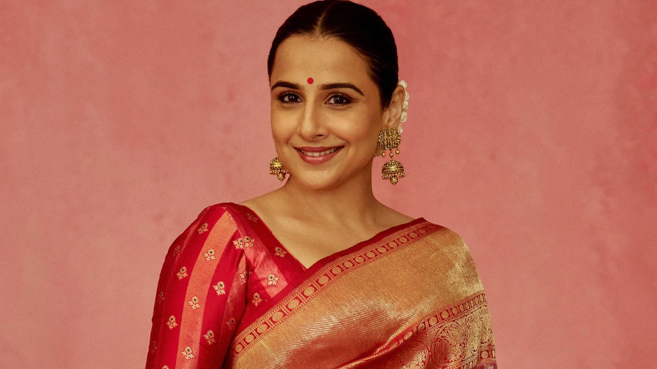 अभिनेत्री विद्या बालनने अनंत-राधिकाच्या लग्नात लाल भडक रंगाची साडी परिधान केली होती, या लाला साडीचा पदर सोनेरी रंगाच्या नक्षीदार डिझाईनमध्ये होता. ज्यामध्ये ती खूप सुंदर दिसत होती. 