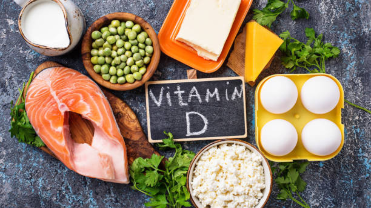 40 नंतर शरीरातील Vitamin D चे उत्पादन कमी होते. म्हणून, तुम्ही आहारात मासे, अंडी, दूध आणि दही यांसारख्या व्हिटॅमिन डी समृद्ध पदार्थांचा समावेश करावा