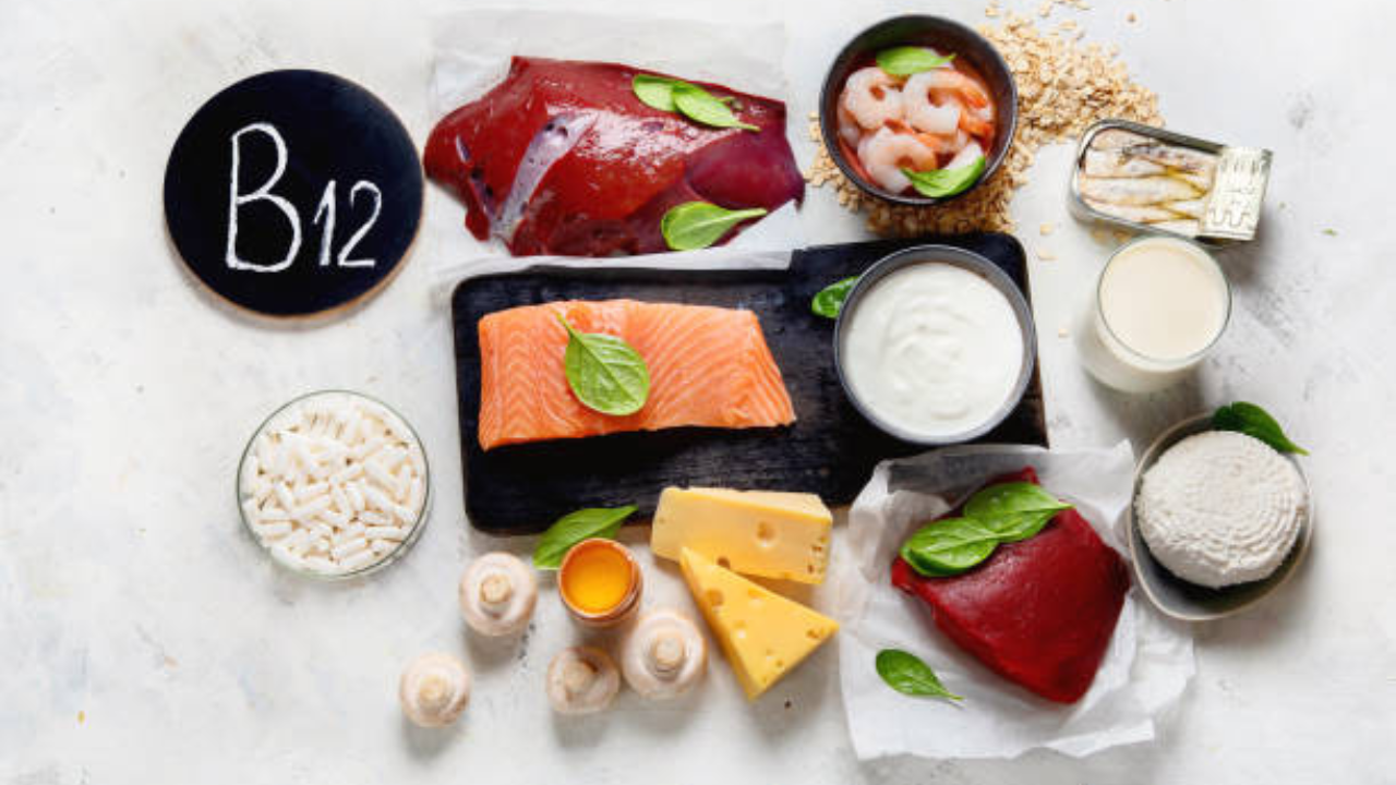 Vitamin B12 नसा निरोगी ठेवण्यास आणि अशक्तपणा टाळण्यास मदत करते. हे जीवनसत्व मुख्यतः मांस, चीज आणि अंडी यामध्ये आढळते