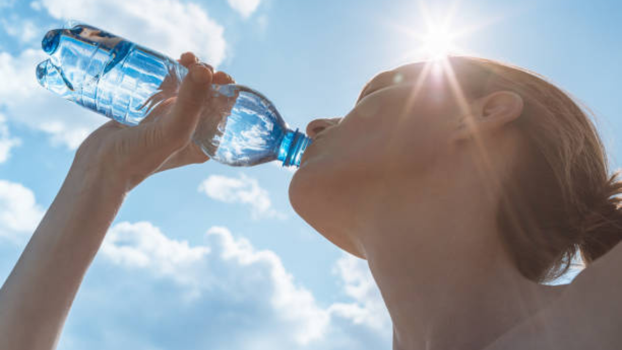वॉटर फास्ट म्हणजे काय (फोटो सौजन्य - iStock)