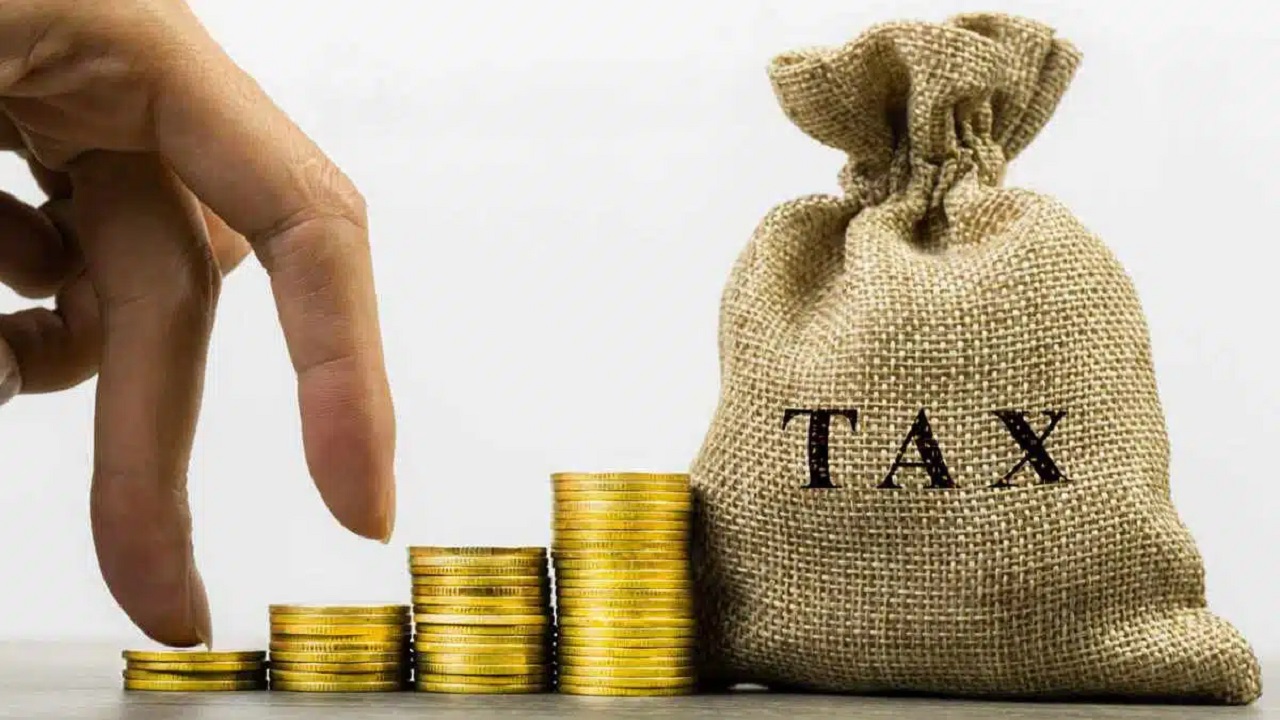 अर्थसंकल्प 2014 (अर्थमंत्री: अरुण जेटली)  : 2014 मध्ये लोकसभेच्या निवडणुका झाल्या, त्यामुळे अंतरिम अर्थसंकल्प फेब्रुवारीमध्ये सादर करण्यात आला. निवडणुकीनंतर भाजपची सत्ता आल्यावर तत्कालीन अर्थमंत्री अरुण जेटली यांनी जुलैमध्ये पूर्ण अर्थसंकल्प सादर केला होता. या अर्थसंकल्पात कर सवलतीची मर्यादा 2 लाखांवरून 2.5 लाख रुपये करण्यात आली होती, तर ज्येष्ठ नागरिकांसाठी ही मर्यादा 2.5 लाखांवरून 3 लाख रुपये करण्यात आली होती. त्याच वेळी, कलम 80(सी) अंतर्गत कर कपातीची मर्यादा 1.1 लाख रुपयांवरून 1.5 लाख रुपये करण्यात आली आहे.