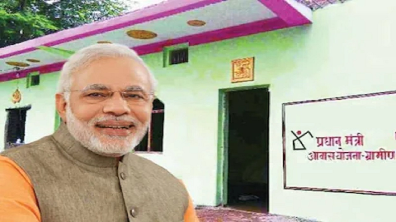 अर्थसंकल्प 2022 (अर्थमंत्री: निर्मला सीतारामन) : 2022 च्या अर्थसंकल्पात केंद्रीय अर्थमंत्री निर्मला सीतारामन यांनी एका वर्षात प्रधानमंत्री आवास योजनेअंतर्गत देशभरात 80 लाख घरे बांधण्याची घोषणा केली. या अर्थसंकल्पात तरुणांना 60 लाख नोकऱ्या देण्याचे आश्वासन देण्यात आले होते.