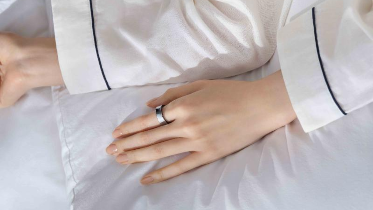 Samsung च्या Galaxy Ring ची किंमत 449 युरो म्हणजेच सुमारे 40,500 भारतीय रुपये आहेत. फ्रानस्मध्ये Galaxy Ring ब्लॅक, सिलव्हर आणि गोल्डन अशा तीन रंगात लाँच करण्यात येणार आहे. 