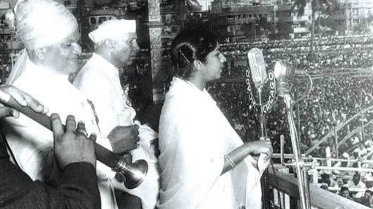 ऐ मेरे वतन के लोगों- लता दिदींच्या आवाजाची जादू अशी होती की, 'ऐ मेरे वतन के लोगों' ऐकून लोक अगदी मंत्रमुग्ध होऊन जातात. हे गाणे देशासाठी प्राण गमावलेल्या लोकांना समर्पित करण्यात आले आहे