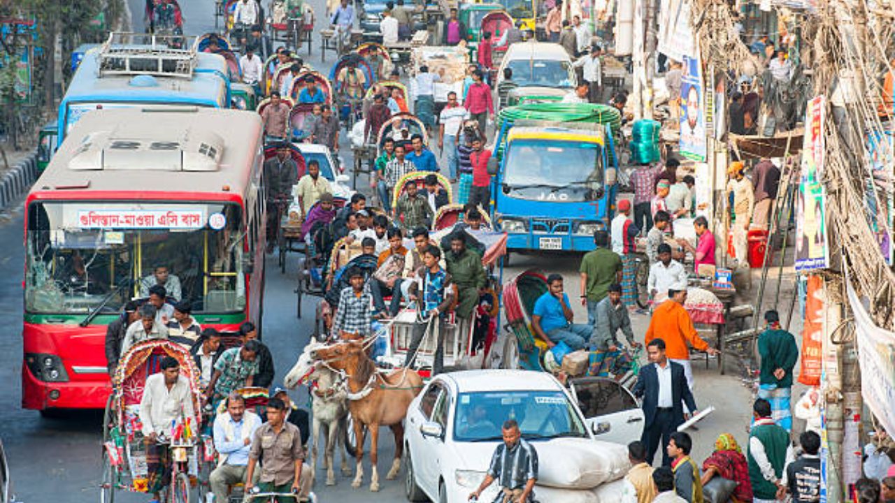 बांगलादेश हा लोकसंख्येच्या आधारावर जगातील आठव्या क्रमांकाचा देश आहे. येथे प्रति चौरस किलोमीटर सरासरी 3000 लोकसंख्या आहे. तसेच बाग्लांदेशतील सगळ्यात मोठे शहर ढाका असून ते जगातील सर्वात जास्त लोकंसंख्येच्या दृष्टीने 10 व्या क्रमांकाचे मोठे शहर आहे