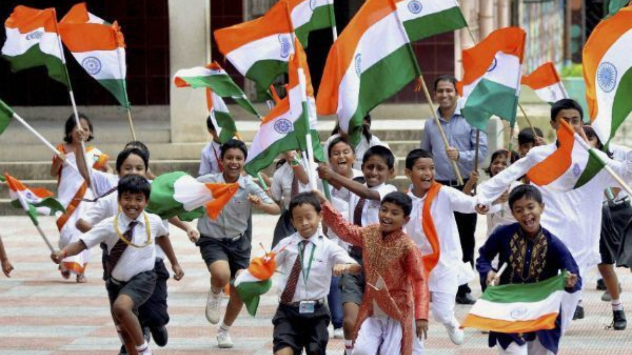 असं सांगितलं जातं की, 14 ऑगस्टच्या रात्री ब्रिटिश सरकारने भारतीय स्वातंत्र्य कायद्यावर स्वाक्षरी केली होती, त्यावेळी भारतात रात्रीचे 12 वाजले होते. म्हणजेच भारतीय वेळेनुसार 15 ऑगस्ट ही तारीख सुरु झाली होती. पण पाकिस्तानमध्ये आदल्या दिवशीचे म्हणजेच 14 ऑगस्टचे रात्री 11.30 वाजले होते.