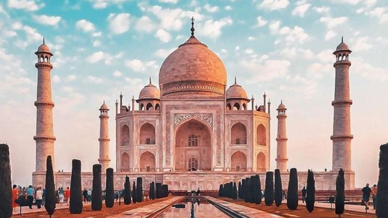 वर्ल्डस ऑफ स्टॅटिटिक्सच्या आकडेवारीनुसार, सर्वात जास्त कर्ज असलेल्या देशांच्या यादीमध्ये भारत सातव्या क्रमांकावर आहे. भारतावर एकूण 3057 अब्ज डॉलरचे अर्थात 2,55,189 कोटी रुपये कर्ज आहे. जे देशाच्या GDP च्या 46 टक्के आहे.