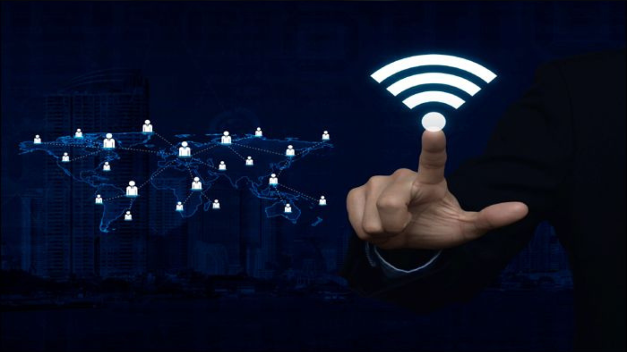 बरेच लोक इंटरनेट आणि वर्ल्ड वाइड वेब यांना समान गोष्ट मानतात. पण वर्ल्ड वाइड वेब हा ऑनलाइन पेजचा समूह आहे , तर इंटरनेट हे एक मोठं नेटवर्क आहे ज्याद्वारे जगभरातील संगणक आणि उपकरणे जोडली जातात. 