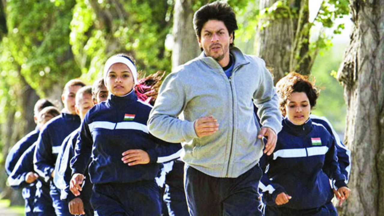 चक दे इंडिया- शाहरुख खानच्या चक दे इंडिया चित्रपटातील हे गाणे लोकांचे खूप आवडते आहे. क्रिकेटच्या सामन्यादरम्यान हे गाणे स्टेडियममध्ये वाजताना तुम्ही अनेकदा पाहिले असेल