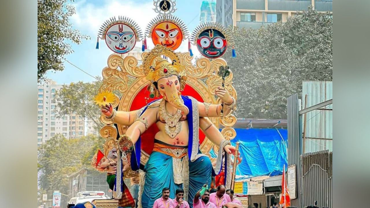 बाप्पाला चिंतामणी रंगाचे धोतर नेसवलेले असून, त्यावर निळ्या रंगाचा शेला, बाप्पाच्या डोक्यावर सोन्याचा मुकुट, सोन्या-चांदीचे दागिनेही परिधान केलेले दिसत आहेत.