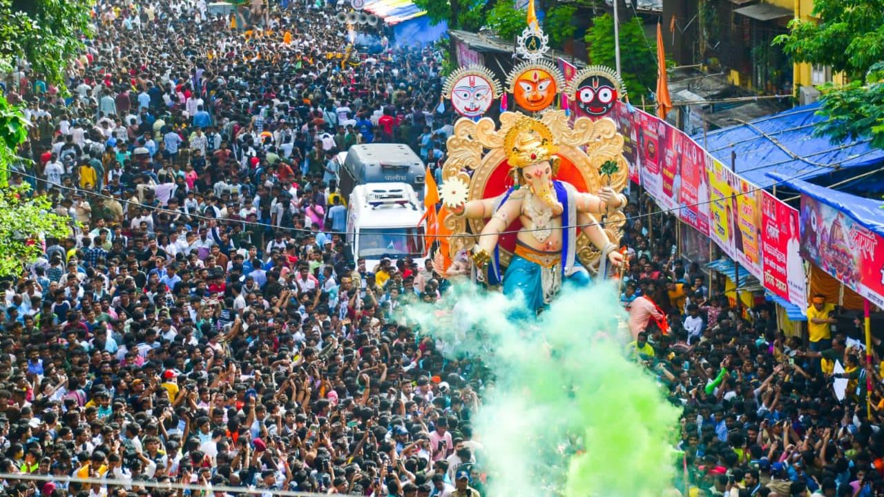लाखो गणेशभक्तांच्या उपस्थितीत, ढोल ताश्याच्या गजरात आणि गणरायाच्या जयघोषाने हा सोहळा पार पडला.