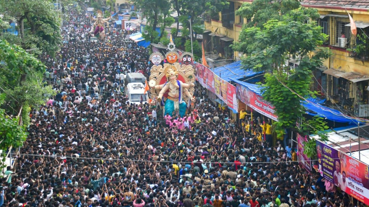 तरूणाईचं खास आकर्षण असलेल्या 'चिंचपोकळीच्या चिंतामणी'चे रुप आपल्या कॅमेऱ्यात टिपण्यासाठी लाखो गणेशभक्त उपस्थित होते.