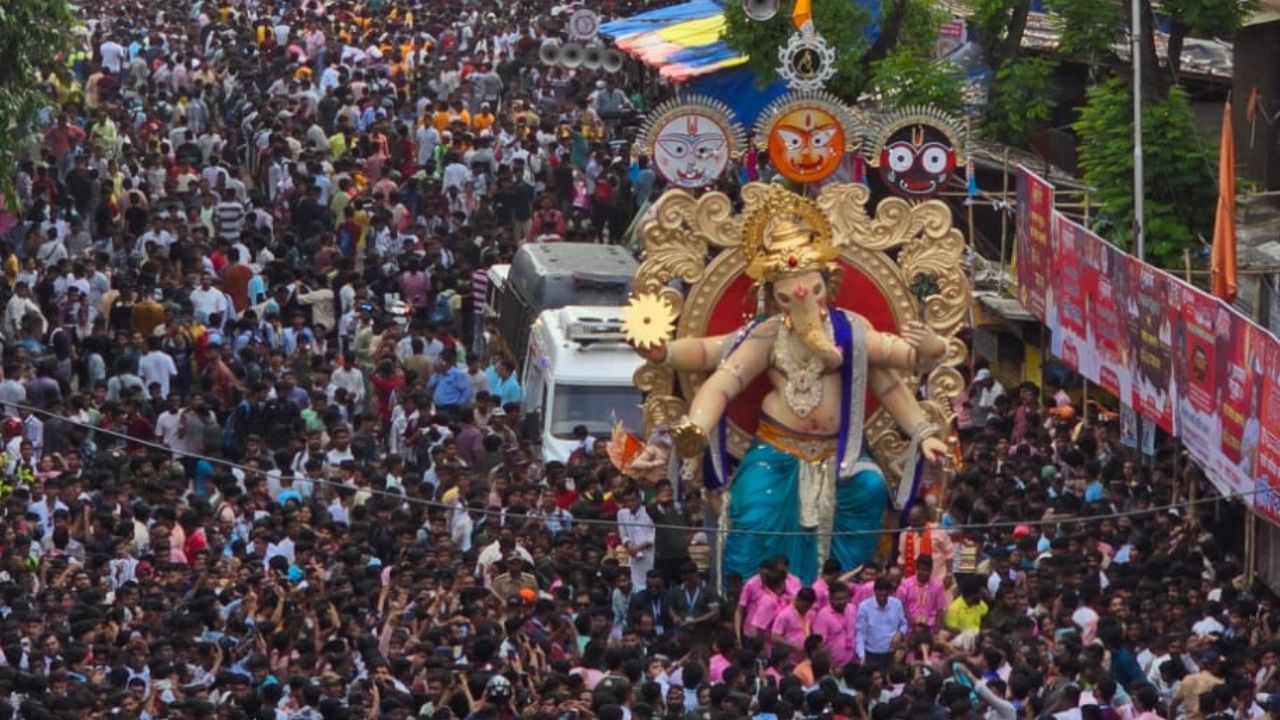 चिंतामणीच्या मुर्तीची उंची १८ फूट असून यंदा चिंतामणी श्रीकृष्ण अवतारात विराजमान झाला आहे.