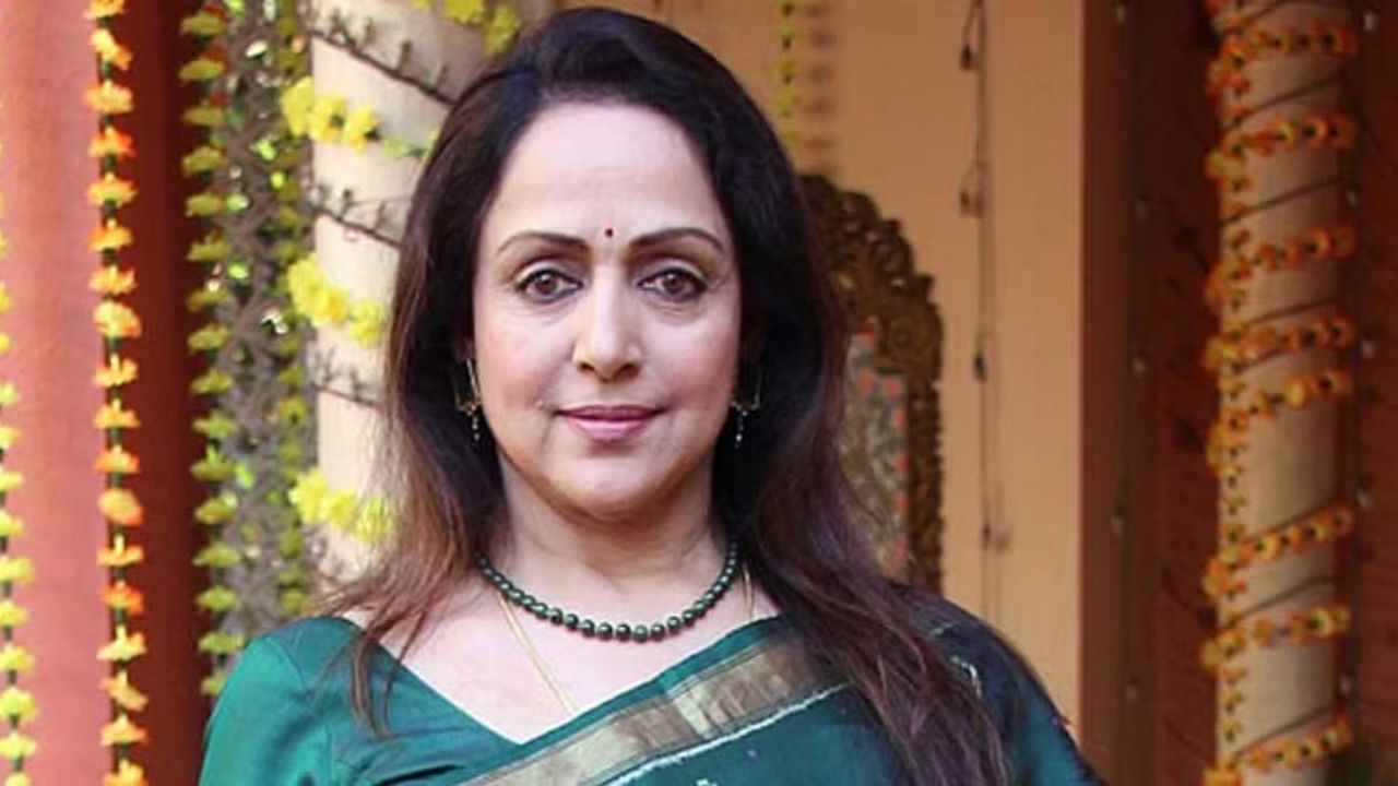 हेमा मालिनी – या यादीत पहिले नाव आहे ते म्हणजे बॉलीवूडची ड्रीम गर्ल म्हणजेच हेमा मालिनी. ज्या श्रीकृष्णाच्या परम भक्त आहेत आणि अनेकदा वृंदावनलाही जातात. 