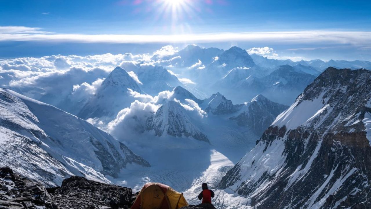 दरवर्षी 1 ऑगस्ट रोजी माउंटन क्लाइंबिंग डे साजरा केला जातो. गिर्यारोहकांसाठी हा दिवस एखाद्या सणापेक्षा कमी नाही. भारतातही अनेक मोठे पर्वत आहेत, ज्यांची उंची गिर्यारोहकांना आकर्षित करते.