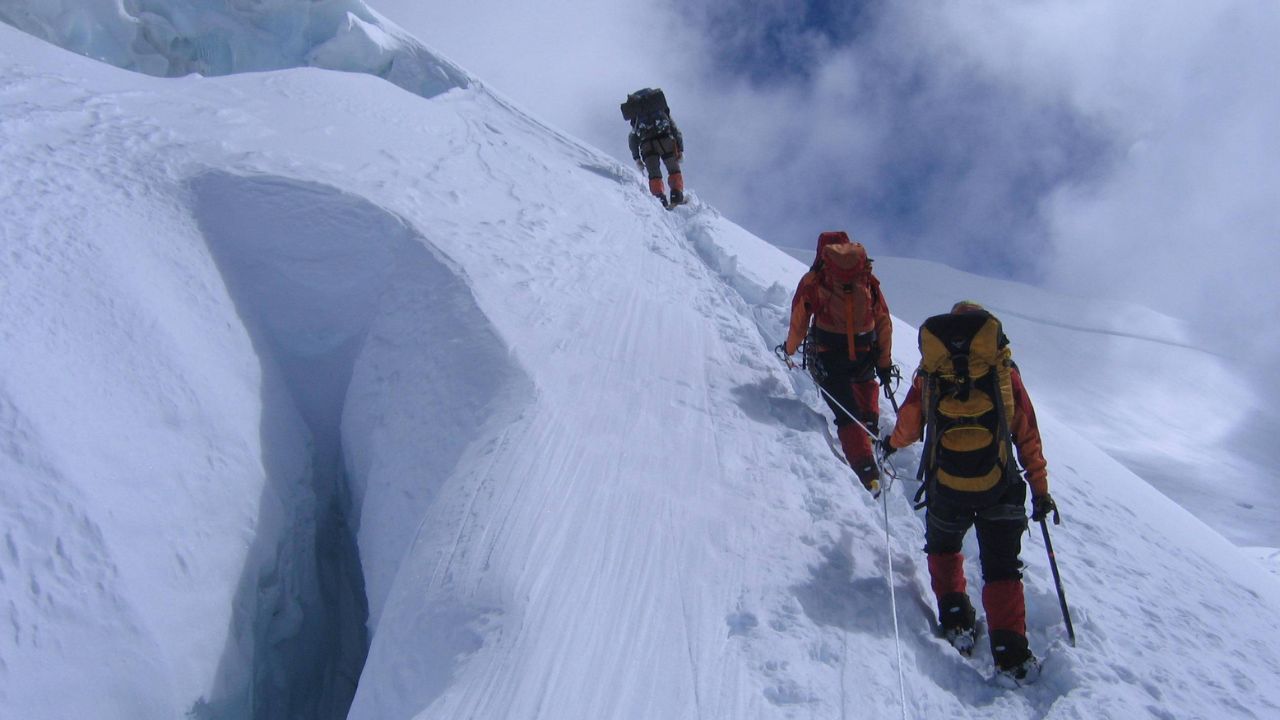 ऍडव्हेंचर करायची आवड असेल तर हिमालयातील चंद्रशिला ट्रेकिंगला जाणे हाच सर्वात उत्तम पर्याय आहे. इथे  देशातील सर्वोच्च शिवमंदिर तुंगानाथ येथील सर्वोच्च शिखरावर आहे. 