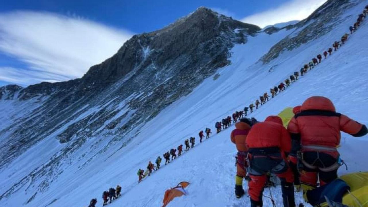 जरी कोणी पहिल्यांदाच माउंटन क्लाइंबिंग क्लबमध्ये सहभागी झाले असेल तरीही केदारकांठा हा  सर्वोत्तम ट्रेक असू शकतो. हे उत्तराखंडच्या गढवाल हिमालयाचे शिखर आहे. त्याची उंची सुमारे 12,500 फूट आहे. 