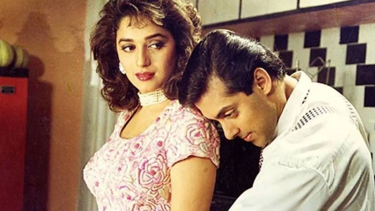 आज 'हम आपके है कौन' चित्रपटाच्या रिलीजला 30 वर्षे पूर्ण होत आहेत. हा चित्रपट त्या काळातील सर्वाधिक कमाई करणारा चित्रपट होता आणि हा चित्रपट 52 आठवडे म्हणजे एक वर्ष चित्रपटगृहात होता