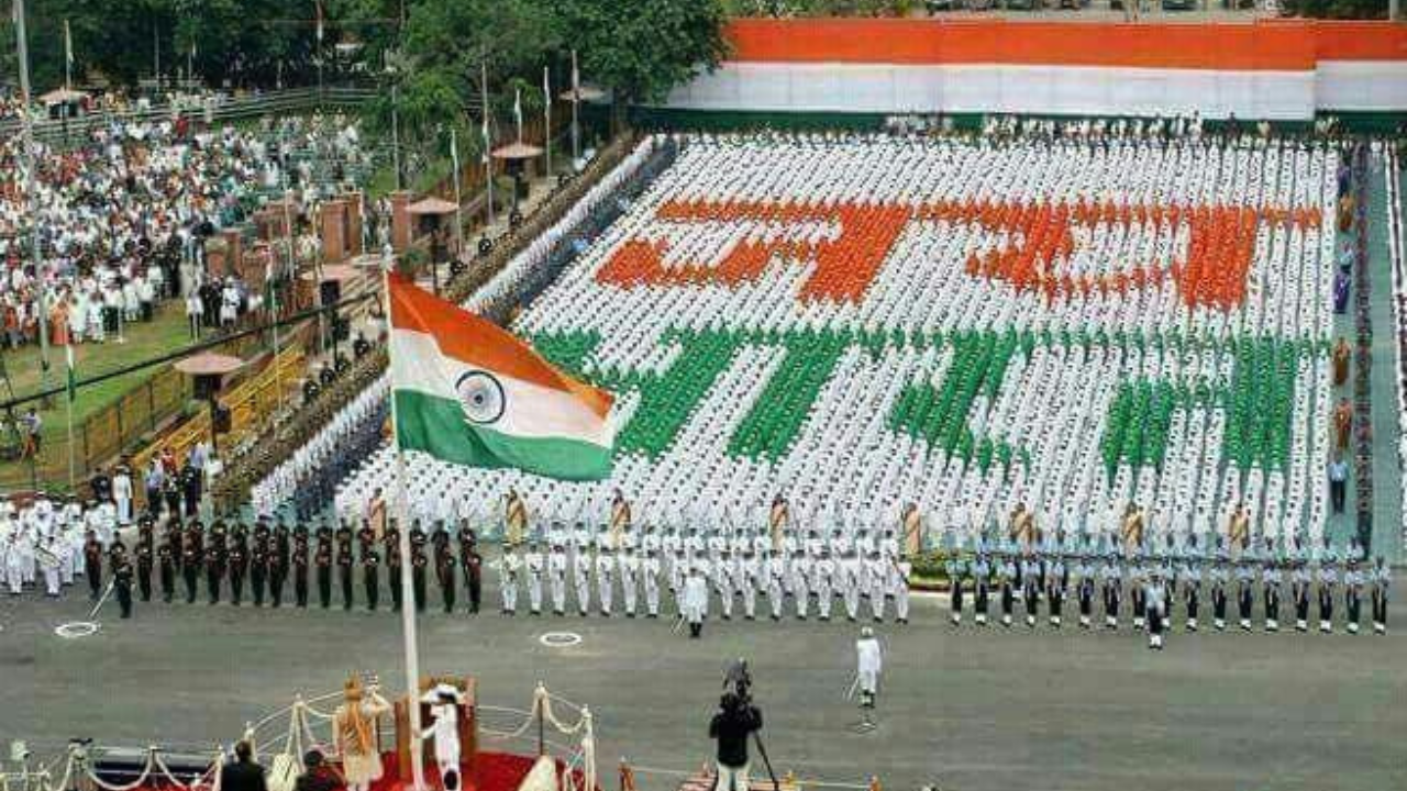 15 ऑगस्ट या स्वातंत्र्यदिनी राष्ट्रध्वजाला दोरीद्वारे खालून वर नेले जातं, आणि त्यानंतर ध्वज उघडून तिरंगा फडकवला जातो. कारण 15 ऑगस्टला ब्रिटिशांचा युनियन जॅक खाली उतरवून भरताचा तिरंगा वरती चढवला गेला होता. म्हणून त्याला ध्वजारोहण असं म्हणतात. 