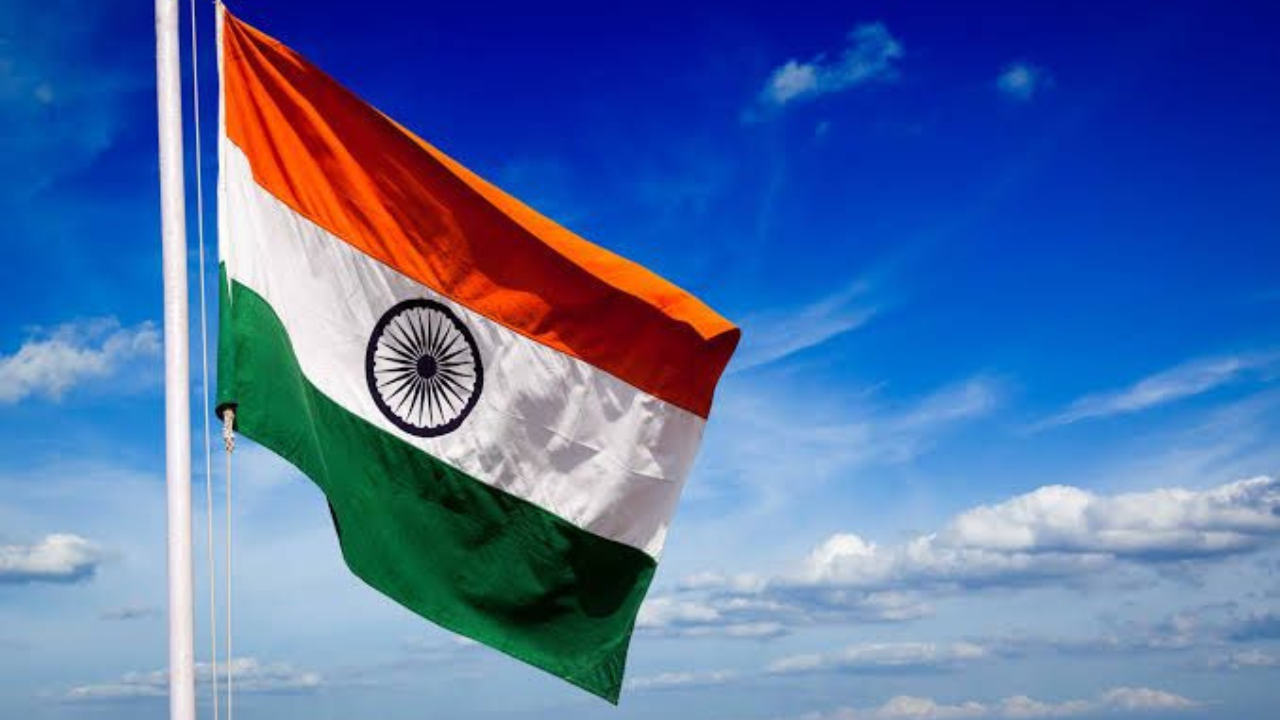 15 ऑगस्ट रोजी देशाचे पंतप्रधान लाल किल्ल्यावरून ध्वजारोहण करतात, तर 26 जानेवारी रोजी राष्ट्रपती राजपथ येथे ध्वज फडकवतात. 