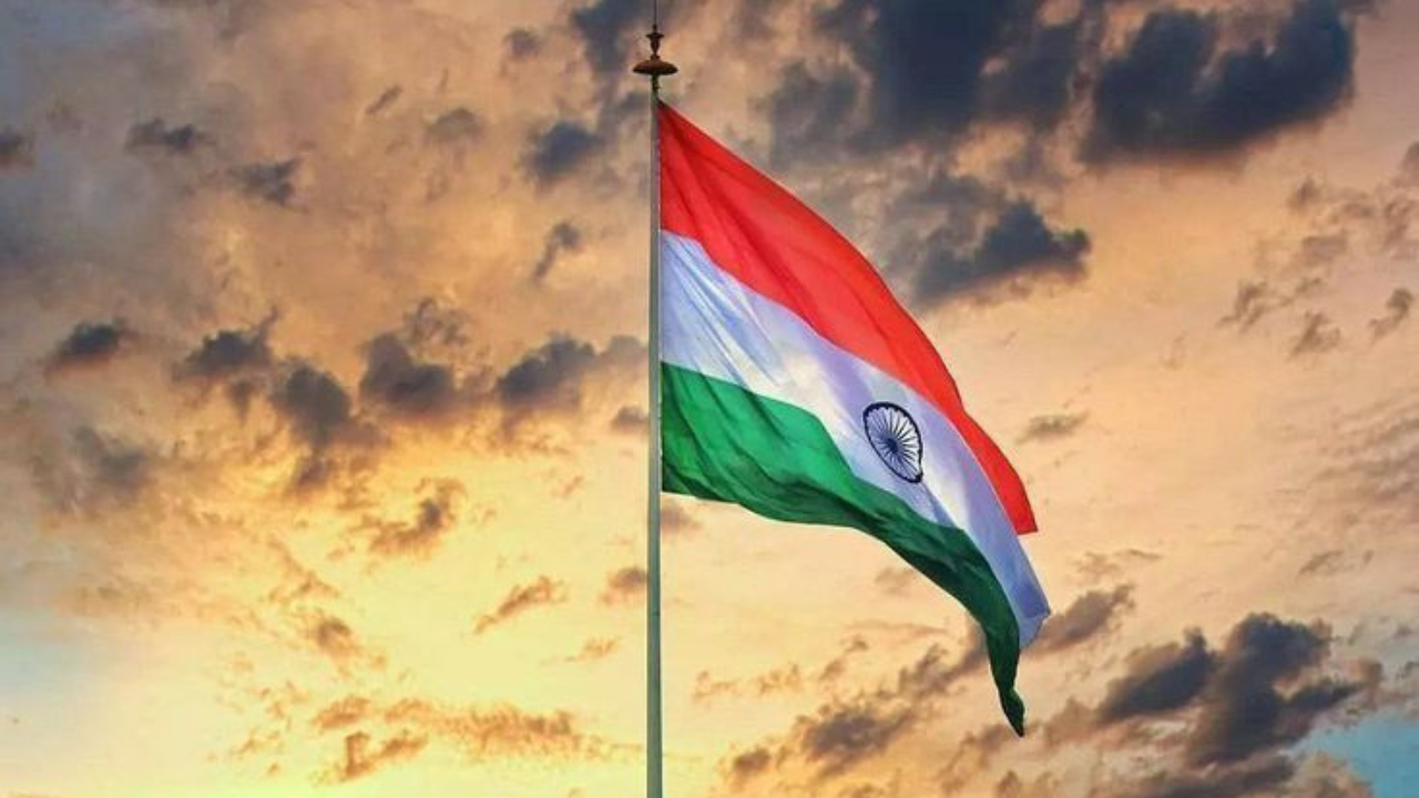 15 ऑगस्ट 1947 रोजी आपण ब्रिटीशांपासून स्वातंत्र्य झालो तर 26 जानेवारी रोजी आपले संविधान लागू झाले. त्यामुळे 15 ऑगस्ट आणि  26 जानेवारी हे दोन्ही दिवस भारतीयांसाठी अतिशय महत्त्वाचे आहेत. 