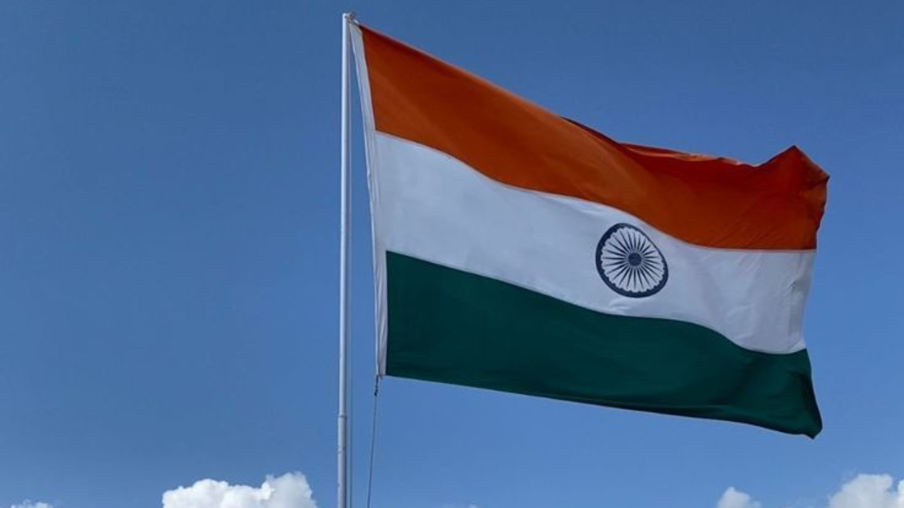 आपल्या देशात दरवर्षी 26 जानेवारी आणि 15 ऑगस्ट या दोन्ही दिवशी भारतीय तिरंगा फडकवला जातो. पण या दोन्ही दिवशी ध्वज फडकवण्यामध्ये फरक असतो, हे तुम्हाला माहिती आहे का? 