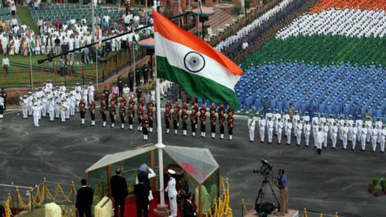 26 जानेवारी रोजी भारताच्या प्रजासत्ताक दिनी राष्ट्रध्वज अगोदरच वर बांधलेला असतो, नंतर तो दोरीव्दारे उघडून फडकवला जातो. याला ध्वज फडकवणं असं म्हणतात. 
