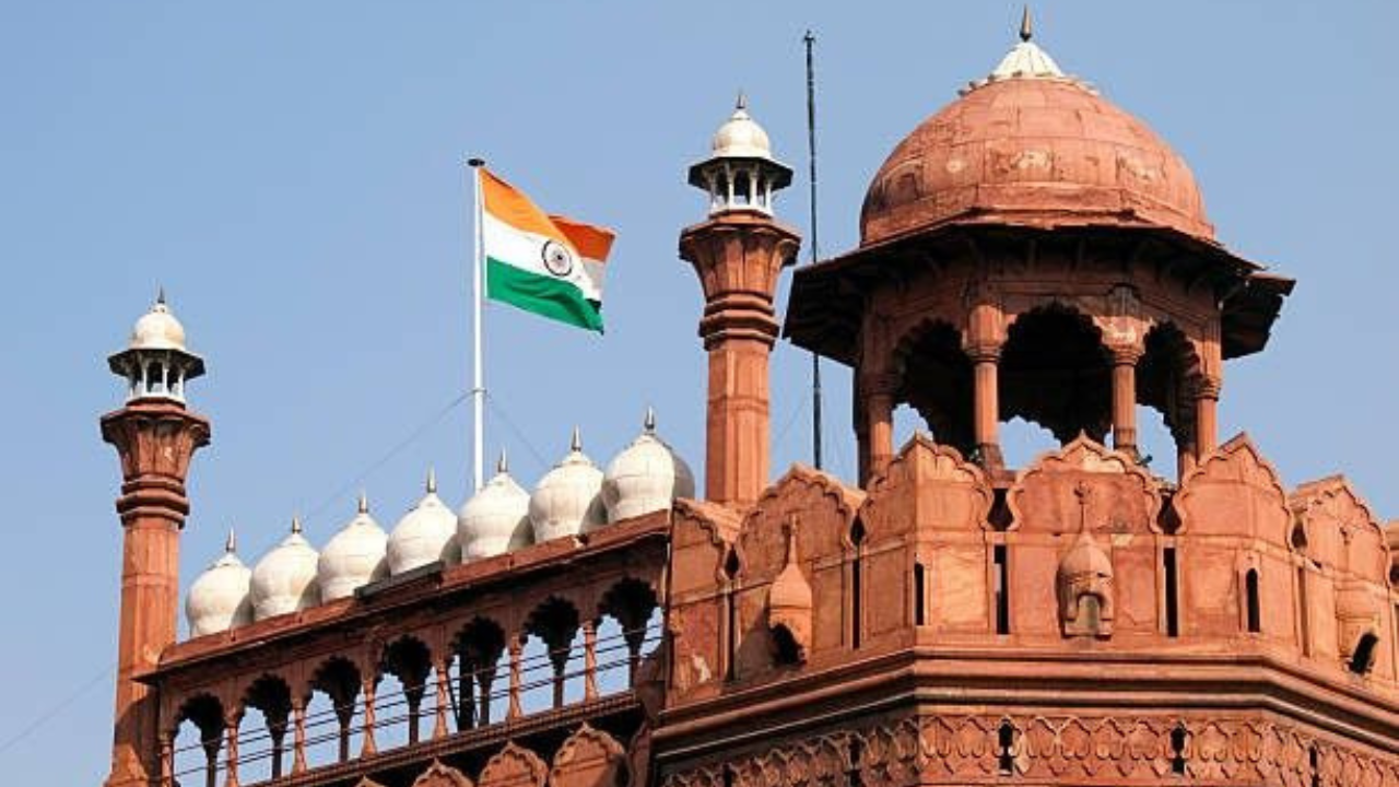 भारत यावर्षी 15 ऑगस्ट रोजी आपला 77 वा स्वातंत्र्यदिन साजरा करणार आहे. पंतप्रधान नरेंद्र मोदी राजधानी दिल्लीतील लाल किल्ल्यावरून भारतीय तिरंगा फडकवणार आहेत. 