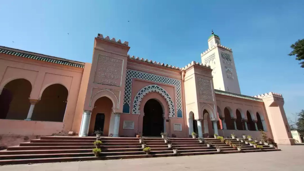 पंजाबमधील कपूरथला हे जरी रेल्वे कोच फॅक्टरीसाठी प्रसिद्ध असले तरी येथे एक मशीद आहे जी स्वतःच अद्वितीय आहे. ती 'मूरीश मशीद' म्हणून ओळखली जाते. त्याची वास्तुकला मोरोक्कोमधील माराकेशच्या भव्य मशिदीसारखी आहे.